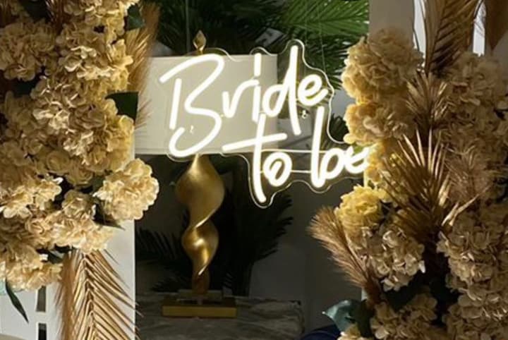 لوحة نيون Bride to be بين تنسيقات زهور مجففة ذهبية